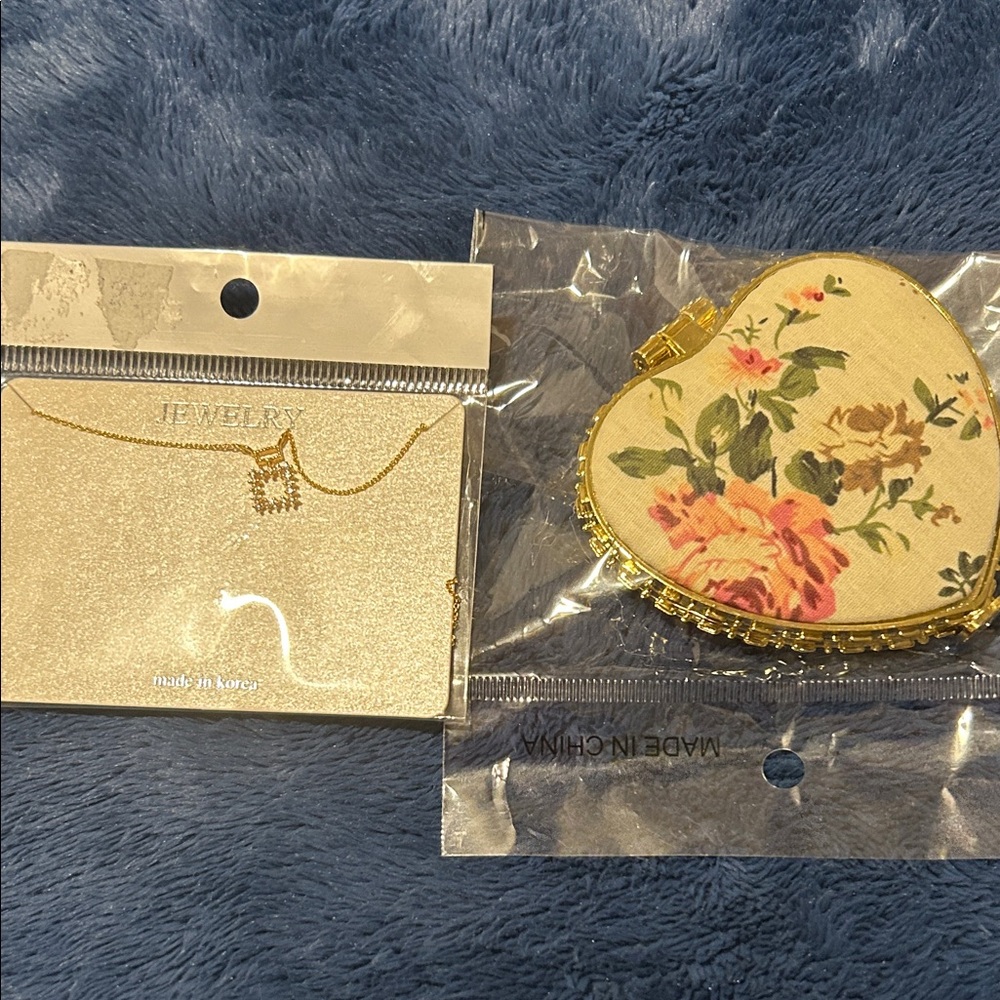 Elegant Gold Necklace with Floral Pendant